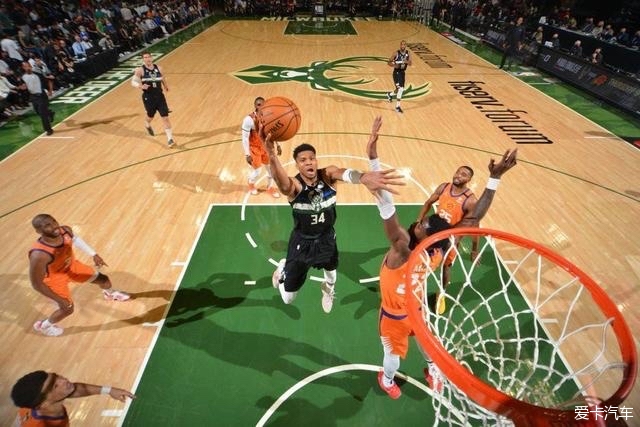 同曦外援空中伸脚踹赵继伟！裁判吹罚违体犯规